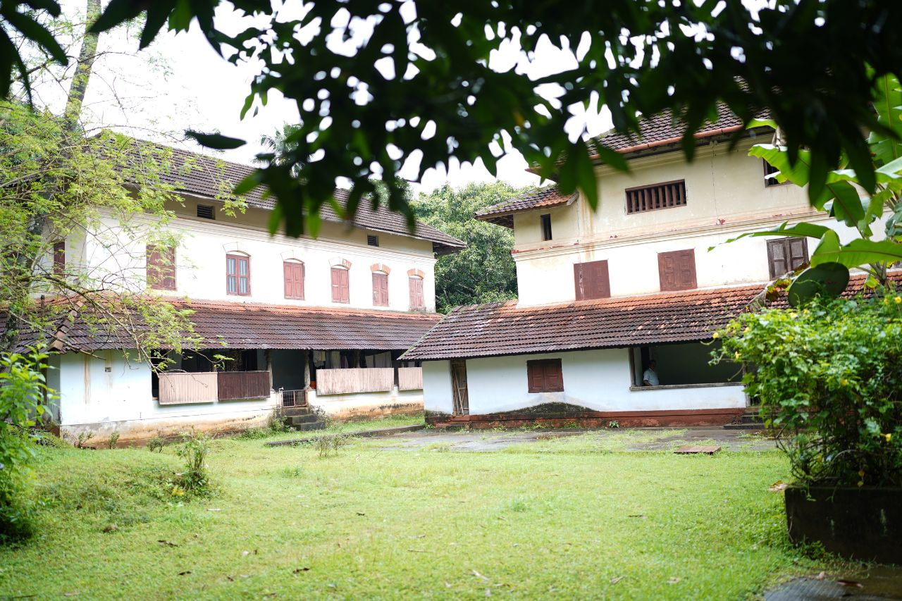 There are multiple Kerala architecture styled houses within the Tharakkal Warriem complex. Each of them are occupied by members of Tharakkal family.